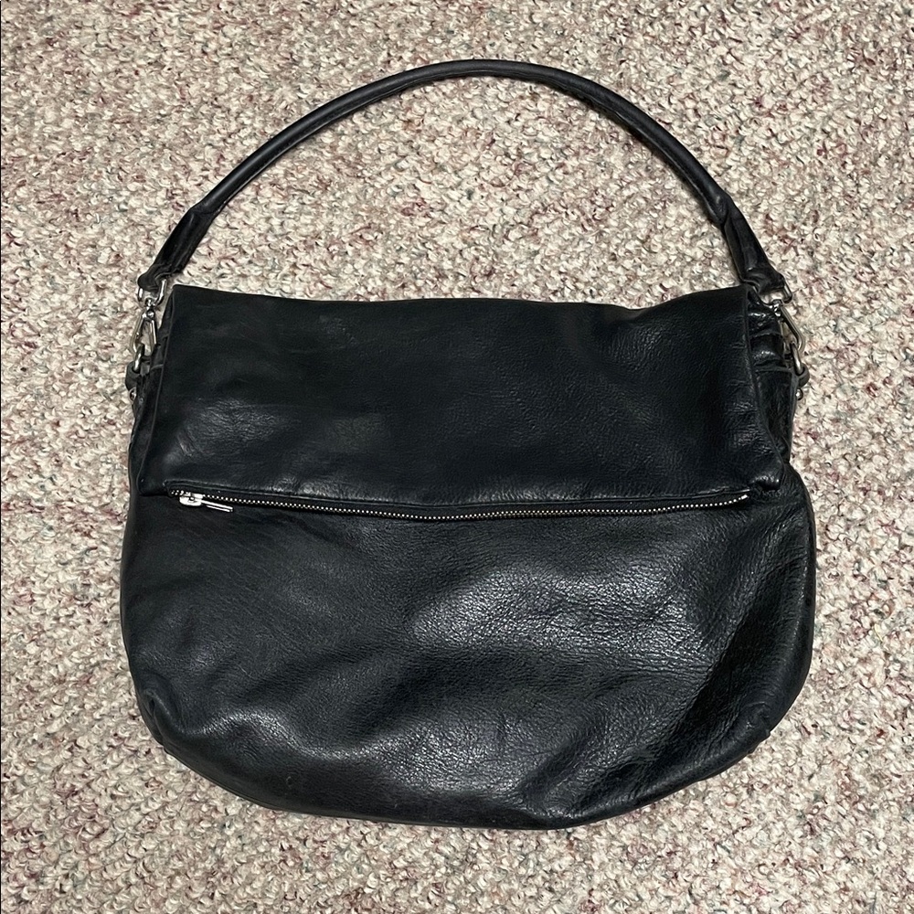 Pulicati Elegant Black Leather Shoulder Bag with flap front